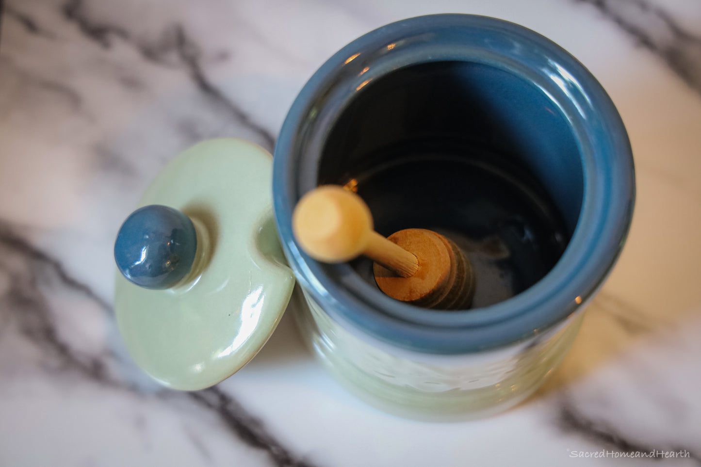 Honey Pot with dipper